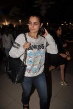 Amisha Patel return from Dubai on 3rd Jan 2012 (37).JPG