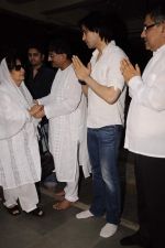 Farida Jalal at Sunil and Dharmesh Darshan_s dad_s prayer meet in Santacruz on 3rd Jan 2012 (117).JPG