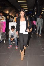 Malaika Arora Khan return from Dubai on 3rd Jan 2012 (23).JPG