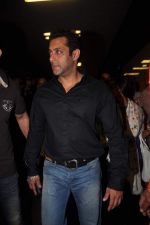 Salman Khan return from Dubai on 3rd Jan 2012 (20).JPG