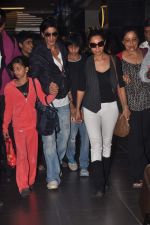 Shahrukh Khan, Gauri Khan return from Dubai on 3rd Jan 2012 (43).JPG