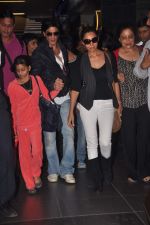 Shahrukh Khan, Gauri Khan return from Dubai on 3rd Jan 2012 (44).JPG