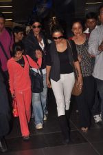 Shahrukh Khan, Gauri Khan return from Dubai on 3rd Jan 2012 (46).JPG