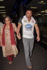 Sohail Khan, Salma Khan return from Dubai on 3rd Jan 2012 (11).JPG