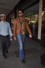 Abhishek Bachchan return from Dubai to Mumbai Airport on 5th Jan 2012 (26).JPG