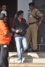 Shahrukh Khan arrives form Dubai in Mumbai Airport on 7th Jan 2012 (2).JPG