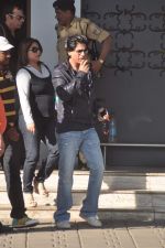 Shahrukh Khan arrives form Dubai in Mumbai Airport on 7th Jan 2012 (5).JPG
