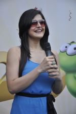 Zarine Khan at Times Shopping festival in Pheonix Mill, Mumbai on 7th Jan 2012 (23).JPG