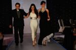 Dr. R.P. Poonawalla, Amy Billimoria, with Kainaat Arora at Amy Billimoria_s Fashion Show for Twenty four leading gynaecologists in J W Marriott on 9th Jan 2012 (4).JPG