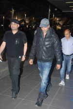 Akshay Kumar snapped at international airport, Mumbai on 11th Jan 2012 (1).JPG