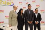 Rahul Bose, Mahesh Bhupati at Colgate Total promotional event in Olive on 11th Jan 2012 (47).JPG