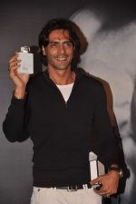 Arjun Rampal at Arjun Rampal_s Alive perfume launch in Mumbai on 12th Jan 2012 (90).JPG