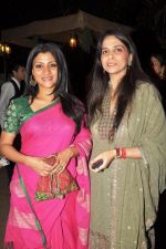 Konkana Sen & Roopa Vohra at Vivek and Roopa Vohra_s Bash in Mumbai on 16th Jan 2012.JPG
