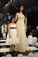 Dia Mirza walk the ramp for Rocky S at Kids Fashion Week day 1 on 17th Jan 2012 (59).JPG