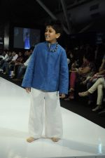 Kids walk the ramp for Sonali Mansingka at Kids Fashion Week day 1 on 17th Jan 2012 (13).JPG