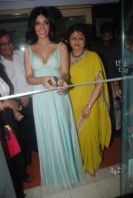 Koena Mitra at the launch of Looks Cosmetic Clinic in Lokhandwala on 17th Jan 2012 (24).JPG