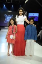 Tisca Chopra walk the ramp for Sonali Mansingka at Kids Fashion Week day 1 on 17th Jan 2012 (1).JPG