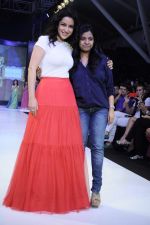 Tisca Chopra walk the ramp for Sonali Mansingka at Kids Fashion Week day 1 on 17th Jan 2012 (12).JPG