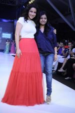 Tisca Chopra walk the ramp for Sonali Mansingka at Kids Fashion Week day 1 on 17th Jan 2012 (13).JPG