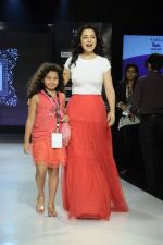 Tisca Chopra walk the ramp for Sonali Mansingka at Kids Fashion Week day 1 on 17th Jan 2012 (15).JPG
