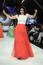 Tisca Chopra walk the ramp for Sonali Mansingka at Kids Fashion Week day 1 on 17th Jan 2012 (4).JPG