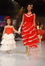 Kids walk the ramp for Sagrika Mittal Show Coochhie Coo at Kids Fashion Week day 2 on 18th Jan 2012 (42).JPG