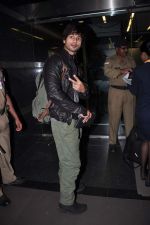 Shahid Kapoor snapped at the airport in Mumbai on 18th Jan 2012 (1).jpg
