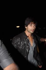 Shahid Kapoor snapped at the airport in Mumbai on 18th Jan 2012 (2).jpg