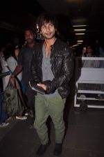 Shahid Kapoor snapped at the airport in Mumbai on 18th Jan 2012 (3).jpg