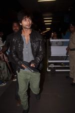 Shahid Kapoor snapped at the airport in Mumbai on 18th Jan 2012 (4).jpg
