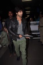 Shahid Kapoor snapped at the airport in Mumbai on 18th Jan 2012 (5).jpg