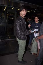 Shahid Kapoor snapped at the airport in Mumbai on 18th Jan 2012 (6).jpg