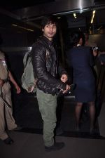 Shahid Kapoor snapped at the airport in Mumbai on 18th Jan 2012 (7).jpg