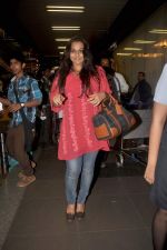 Vidya Balan snapped at the airport in Mumbai on 18th Jan 2012 (10).jpg