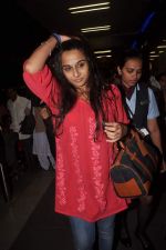 Vidya Balan snapped at the airport in Mumbai on 18th Jan 2012 (11).jpg