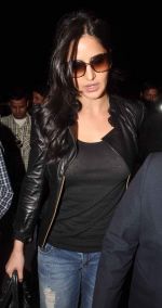 Katrina Kaif snapped at international airport in Mumbai on 19th Jan 2012 (14).jpg