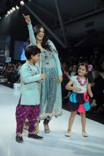 Kids walk the ramp for Payal Singhal Show at Kids Fashion Week day 3 on 19th Jan 2012 (50).JPG