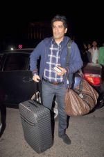 Manish Malhotra snapped at international airport in Mumbai on 19th Jan 2012 (5).jpg