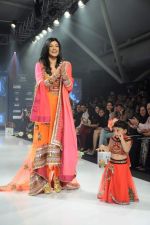 Sushmita Sen walk the ramp for Nishka Lulla Show at Kids Fashion Week day 3 on 19th Jan 2012 (4).JPG