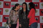 Kareena Kapoor, Karisma Kapoor at the success party og Rujuta Diwekar_s book Women & The Weight Loss Tamasha in Mumbai on 20th Jan 2012 (27).JPG