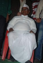 Anna Hazare at the Special screening of Gali Gali Chor Hai held for Anna Hazare in Mumbai on 25th Jan 2012 (6).JPG