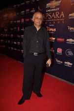 Mukesh Bhat at the 7th Chevrolet Apsara Awards 2012 Red Carpet in Yashraj Studio, Mumbai on 25th Jan 2012 (2).JPG