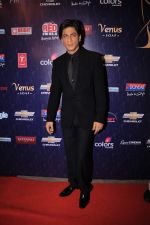 Shahrukh Khan at the 7th Chevrolet Apsara Awards 2012 Red Carpet in Yashraj Studio, Mumbai on 25th Jan 2012 (261).JPG
