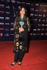 Zeenat Aman at the 7th Chevrolet Apsara Awards 2012 Red Carpet in Yashraj Studio, Mumbai on 25th Jan 2012 (174).JPG