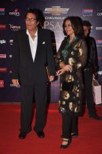 Zeenat Aman, Vinod Khanna at the 7th Chevrolet Apsara Awards 2012 Red Carpet in Yashraj Studio, Mumbai on 25th Jan 2012 (219).JPG