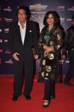 Zeenat Aman, Vinod Khanna at the 7th Chevrolet Apsara Awards 2012 Red Carpet in Yashraj Studio, Mumbai on 25th Jan 2012 (220).JPG