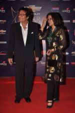 Zeenat Aman, Vinod Khanna at the 7th Chevrolet Apsara Awards 2012 Red Carpet in Yashraj Studio, Mumbai on 25th Jan 2012 (222).JPG