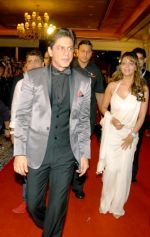 Shahrukh Khan, Gauri Khan at zee cine awards on 21st Jan 2012 (13).jpg
