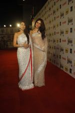 Kareena Kapoor, Karisma Kapoor at 57th Idea Filmfare Awards 2011 on 29th Jan 2012 (104).jpg