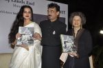 Rekha Unveils Wendell Rodricks book in Taj Land_s End, Mumbai on 3rd Feb 2012 (25).JPG